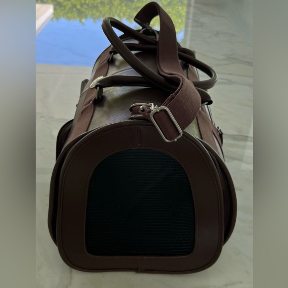 FETCHING BROWN CAT CARRIER APPROXIMATELY 18 x 11 x 12 - Picture 11 of 16